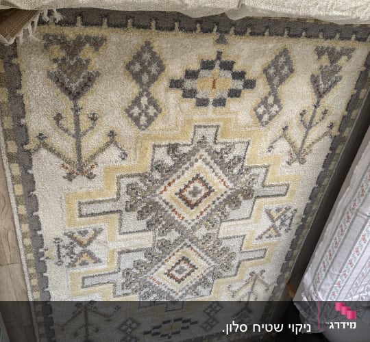 שטיח עם דוגמאות גיאומטריות על רצפה
